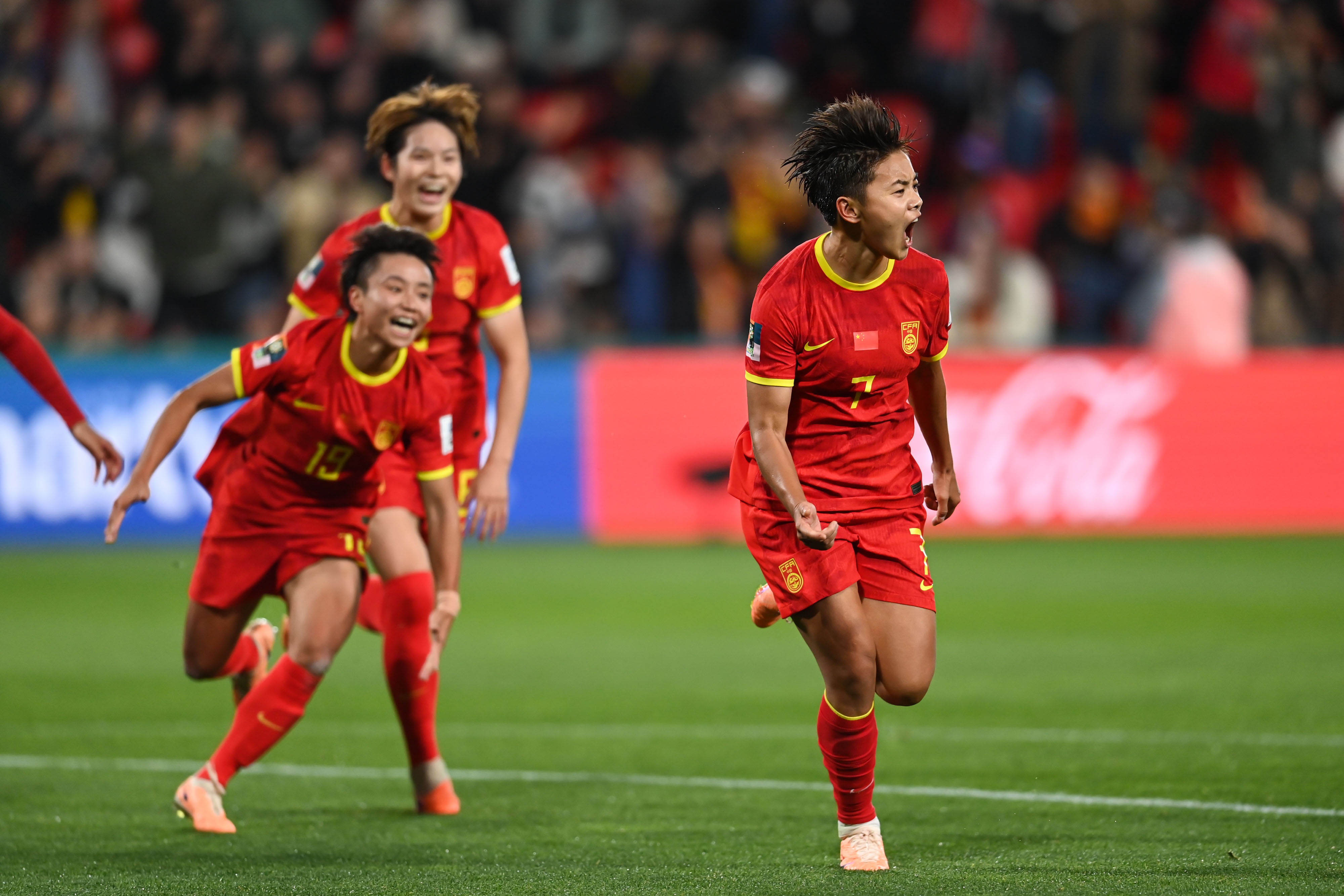 关于中国女足球员斩获激动人心的胜利，赛场上充满激情的信息