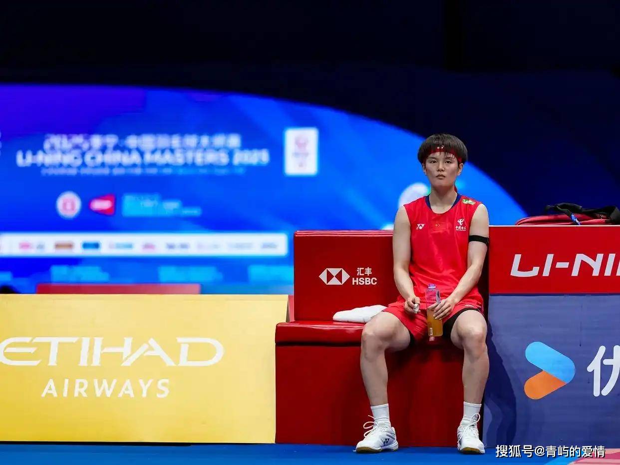 羽毛球选手爆冷获胜，专家预测失准