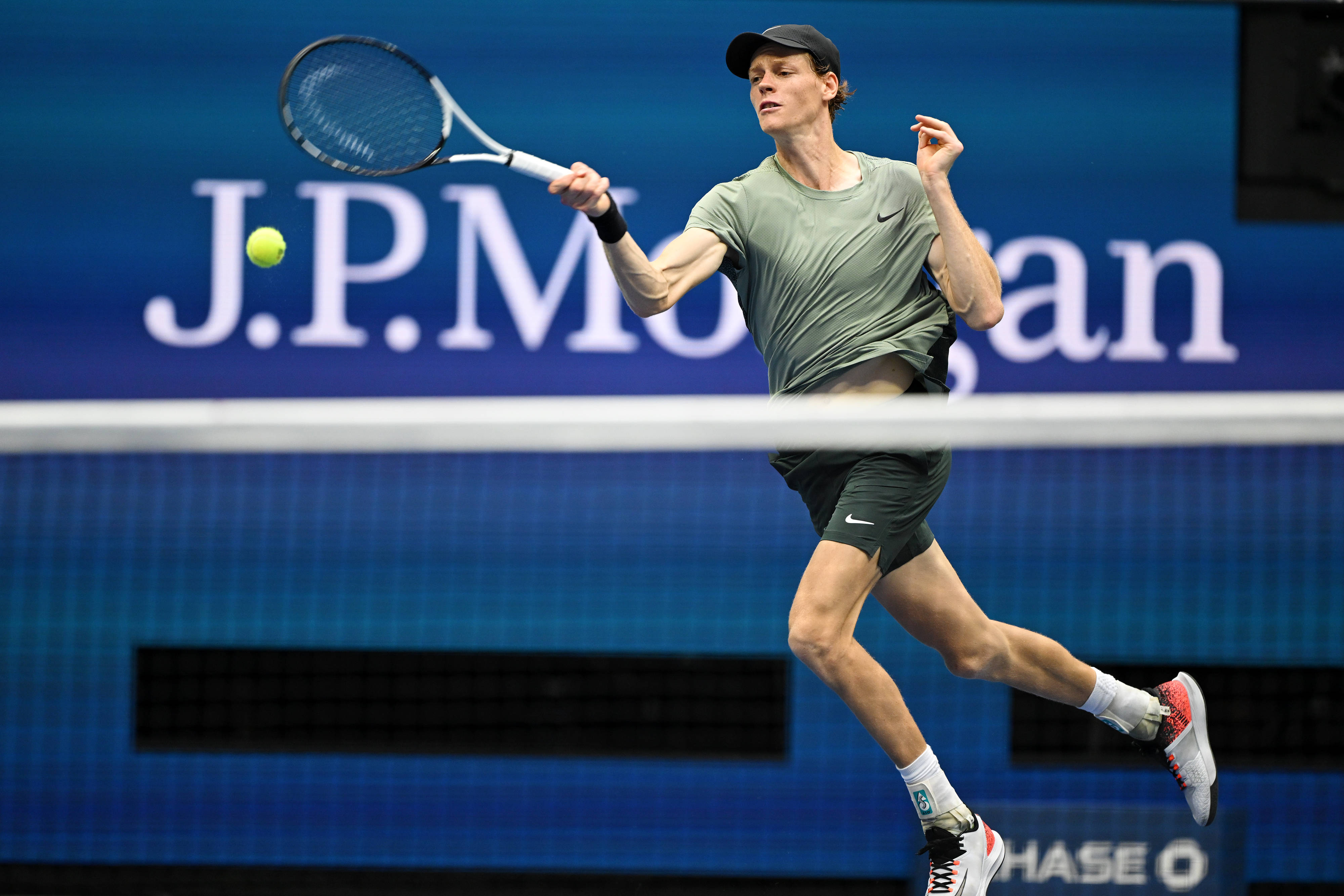 美网鏖战戴维斯杯,辛纳刷新纪录 美网鏖战戴维斯杯,辛纳刷新纪录