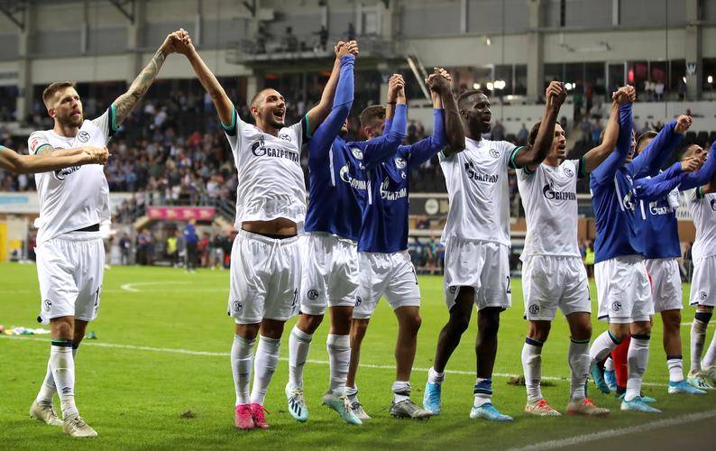 沙尔克04在客场对战法兰克福，寻求胜利