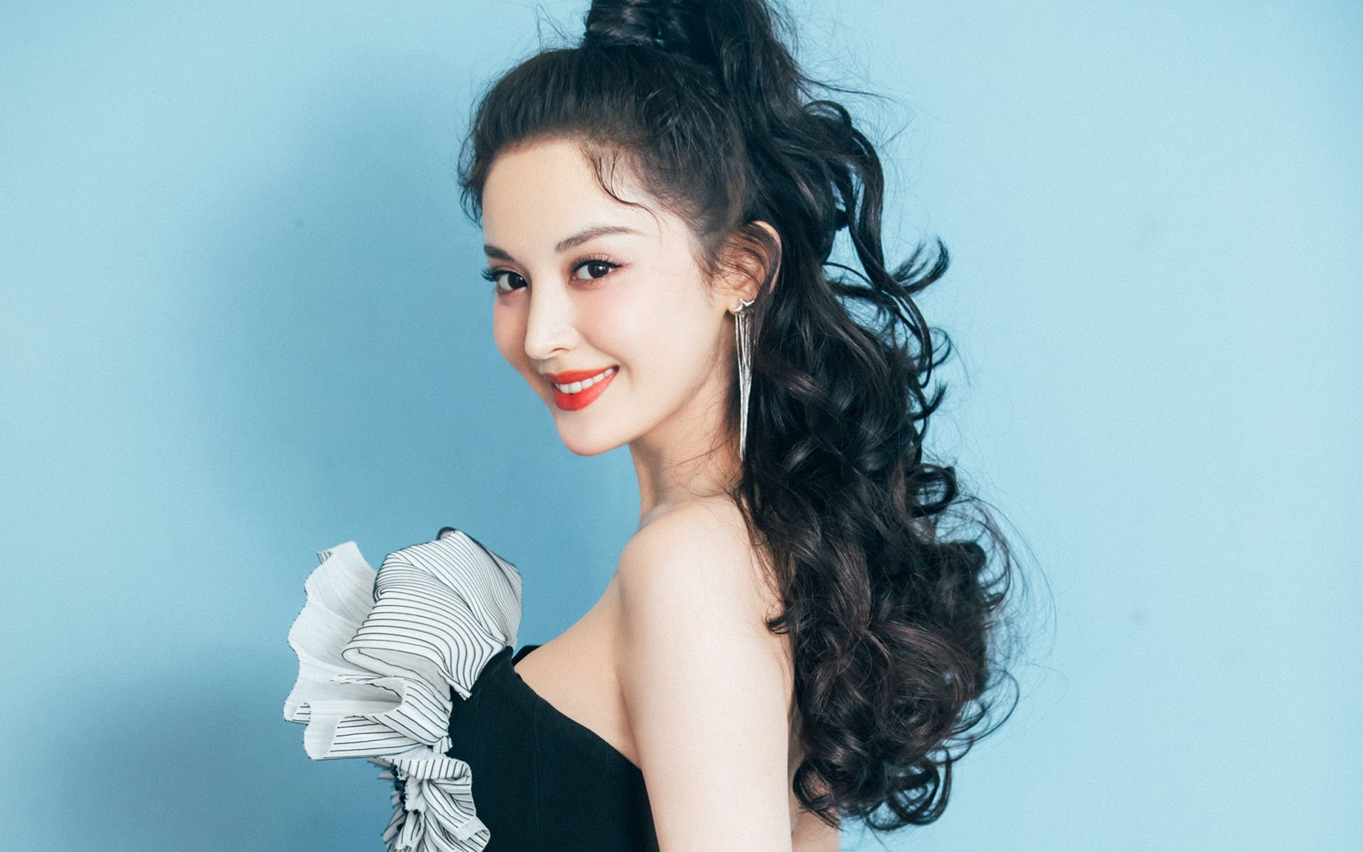 开云体育APP下载-雷霆万钧！克莱关键三分射穿雄鹿防线